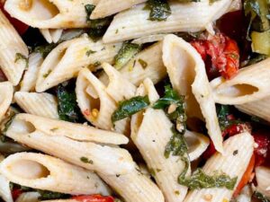 Rezept vom Biohof Bursch für Nudelsalat mit Blattzichorie.