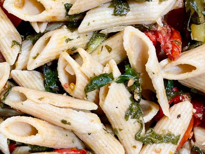 Rezept vom Biohof Bursch für Nudelsalat mit Blattzichorie.