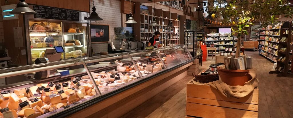 Biohof Bursch. Blick in den Hofladen.