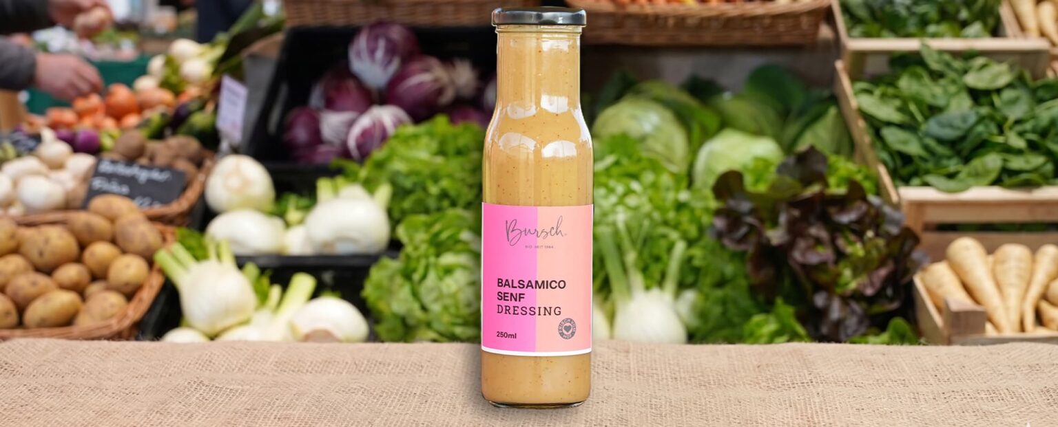 Flasche Balsamico-Senf-Dressing im Markt