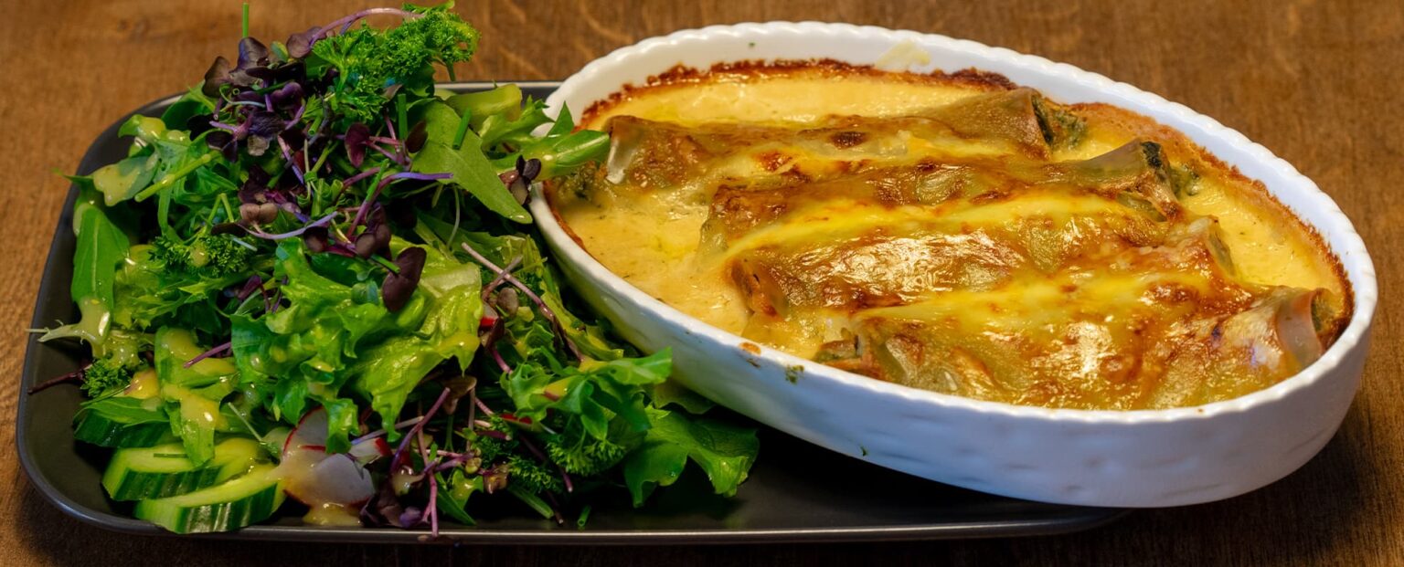 Ein Nudelauflauf mit Salat