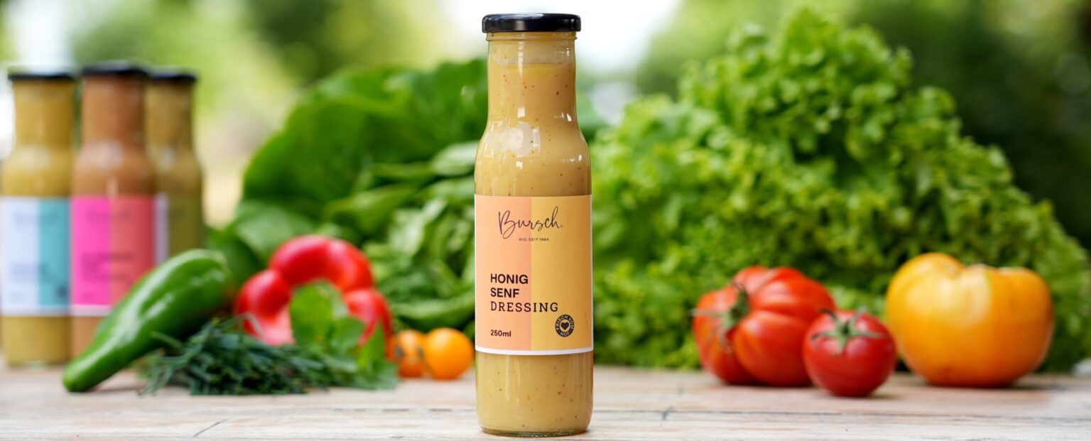 Flasche Honig-Senf-Dressing auf Markt
