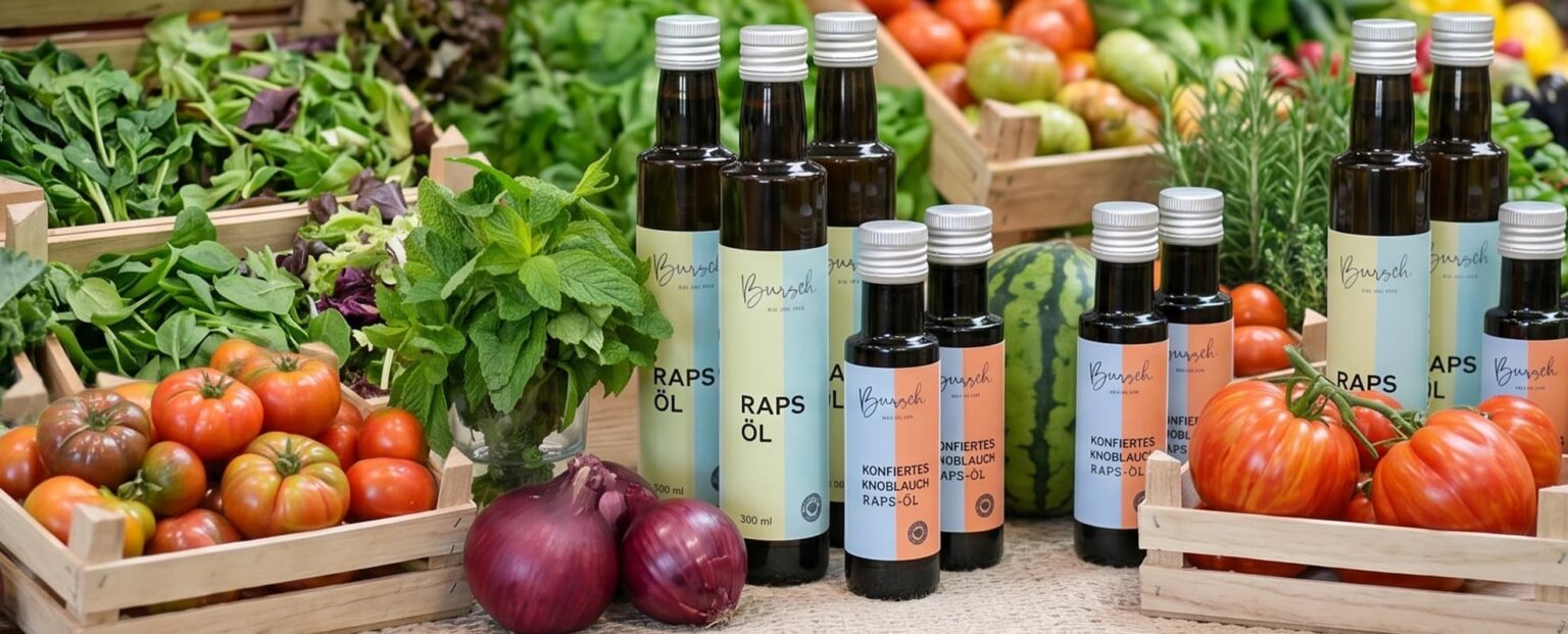 Flaschen mit Rapsöl und Gemüse