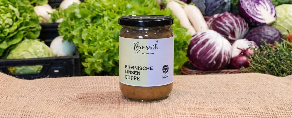 Verschiedene Linsensorten auf einem Tisch