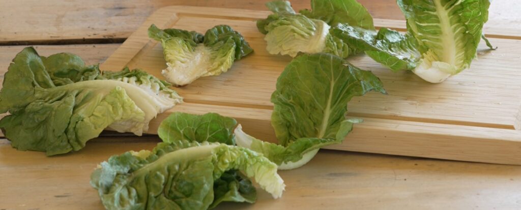Salatblätter auf einem Schneidbrett