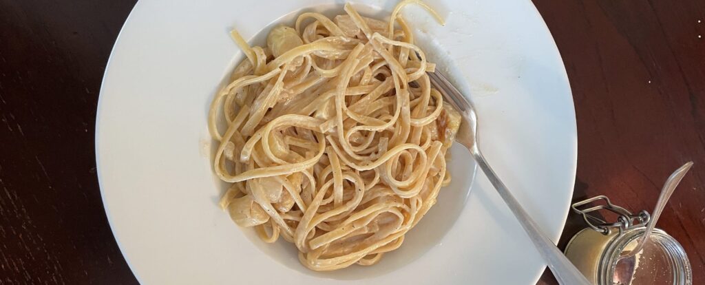 Ein Teller mit Spargel-Pasta