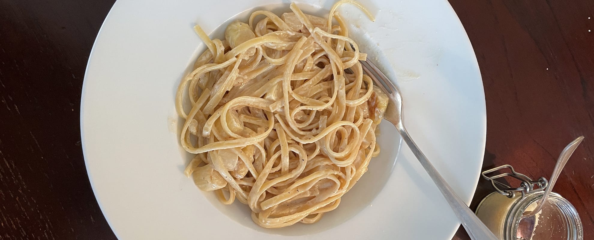Ein Teller mit Spargel-Pasta