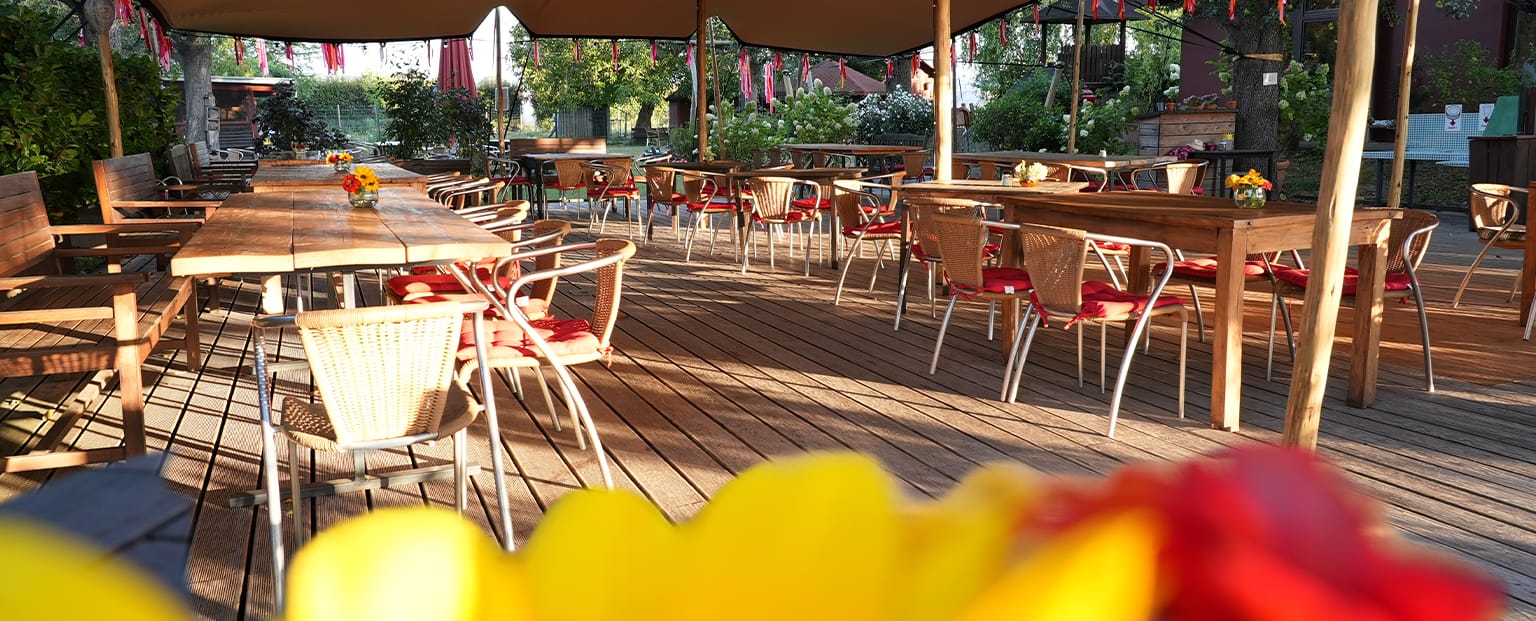 Der Außenbereich im Hofcafé