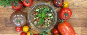Eine Schale mit Tabbouleh und Gemüse